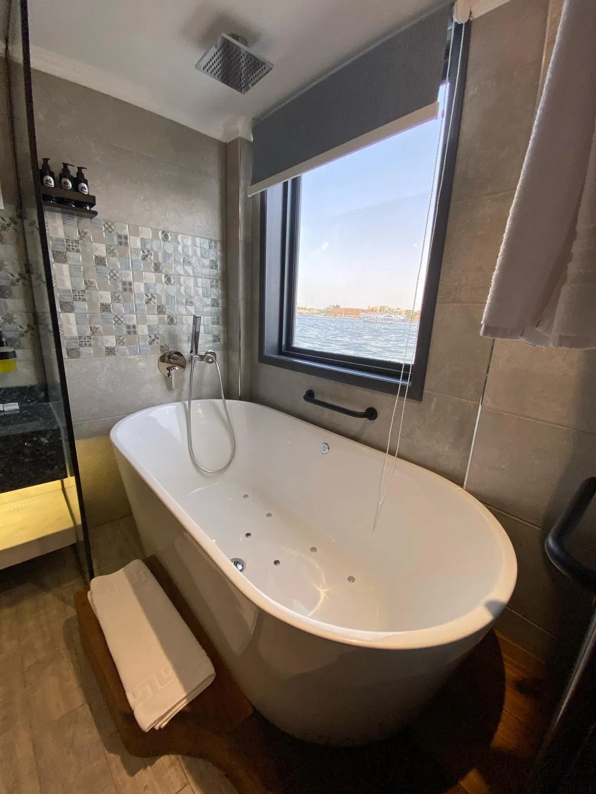 Open-air jacuzzi on the IRIS Dahabiya sundeck