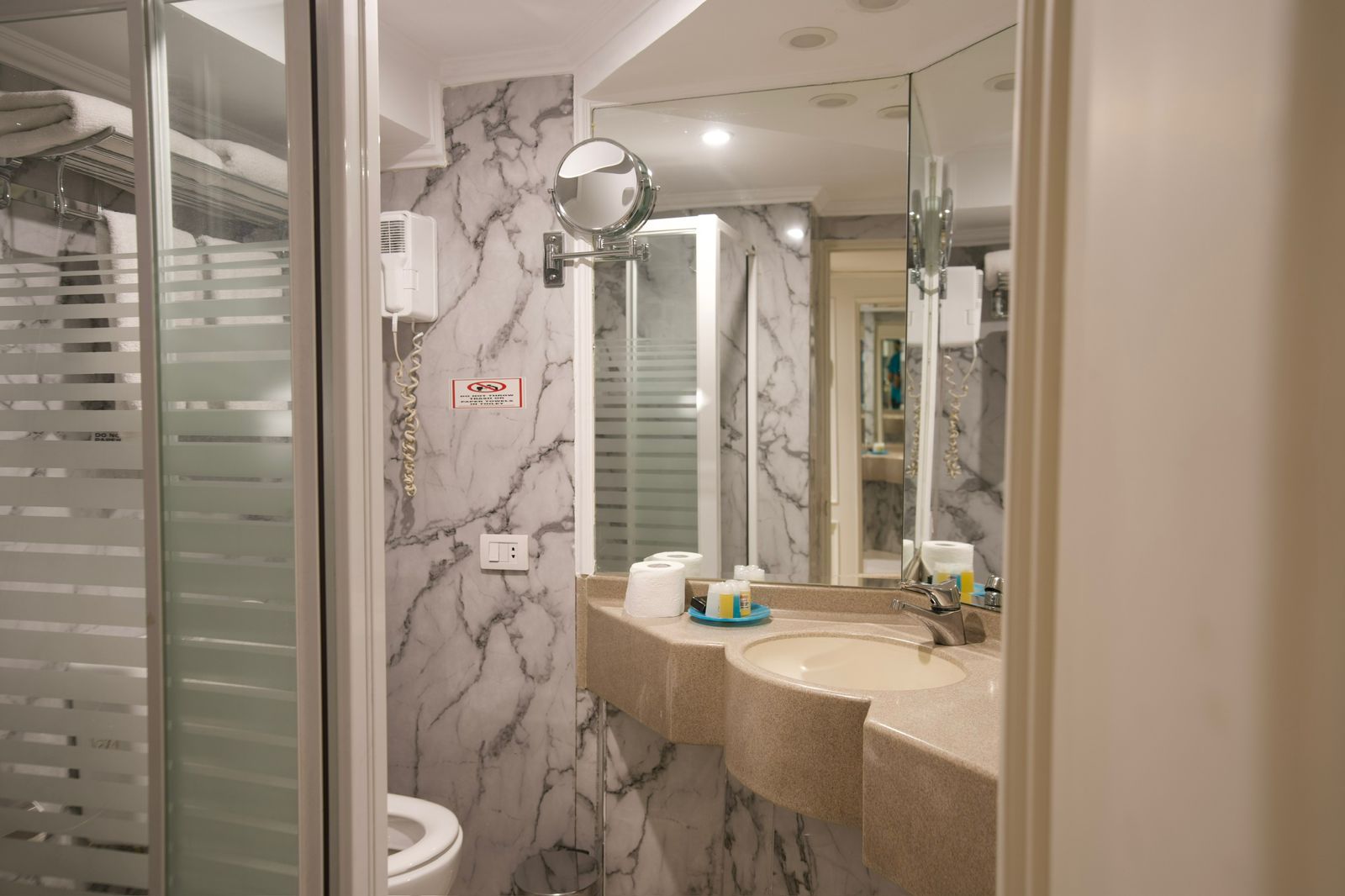 Master Suite aboard M/S King of Thèbes