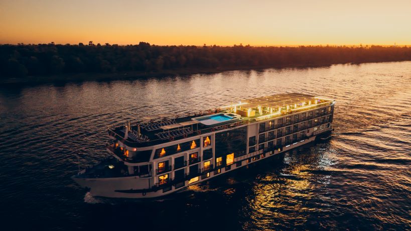 Evening entertainment on MS Royal La Terrasse