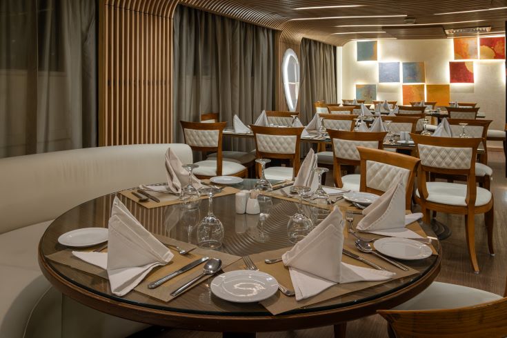 Oasis Lounge on MS Royal Ruby