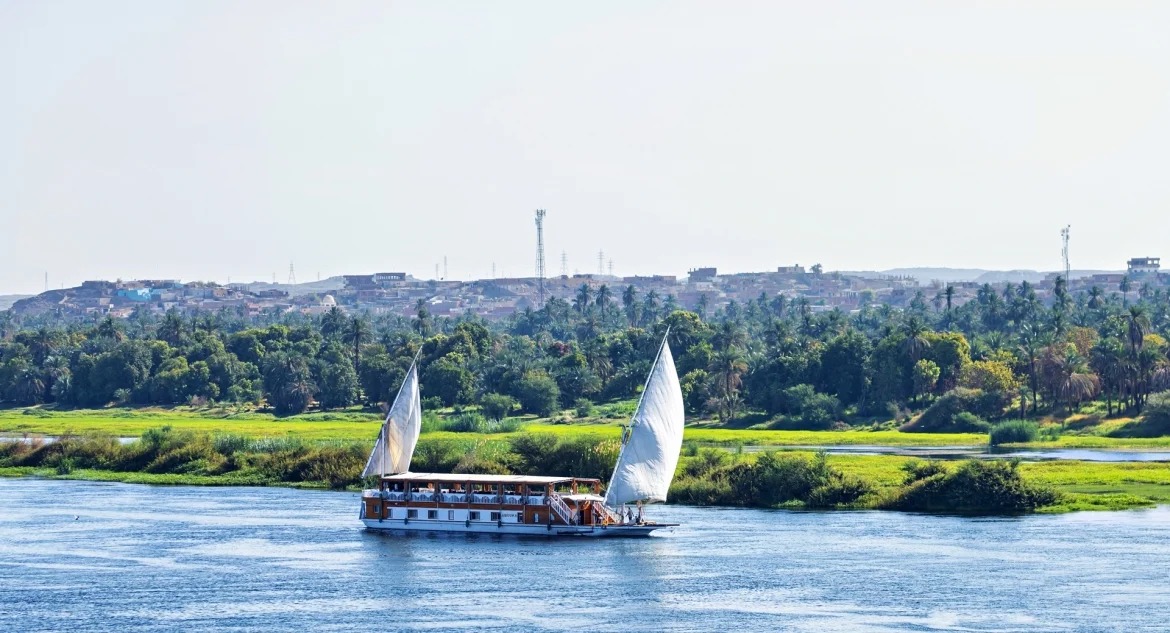 Traditional sailing on the Amoura Dahabiya