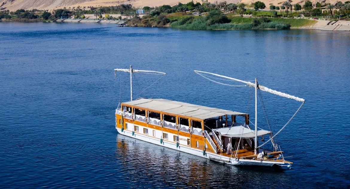 Deluxe cabin on the Amoura Dahabiya