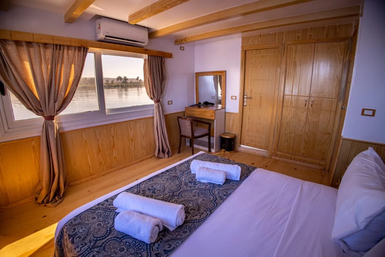 Riverside relaxation on the Nawara Dahabiya